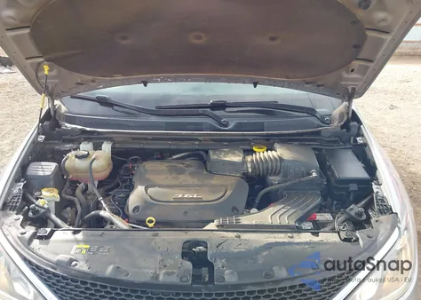 2017 Chrysler Pacifica Touring Plus z USA, uszkodzony, nr VIN 2C4RC1BG1HR841406